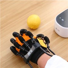 Hand- und Fingertrainer nach Handverbrennung
